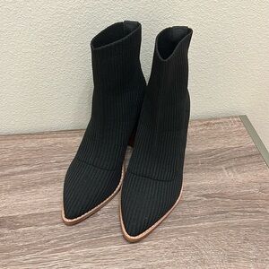 Ribbed Ankle boots with brown accents